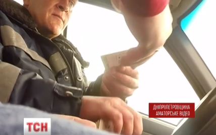 На Днепропетровщине оскандалились полицейские, которые за 2000 грн отпустили водителя навеселе