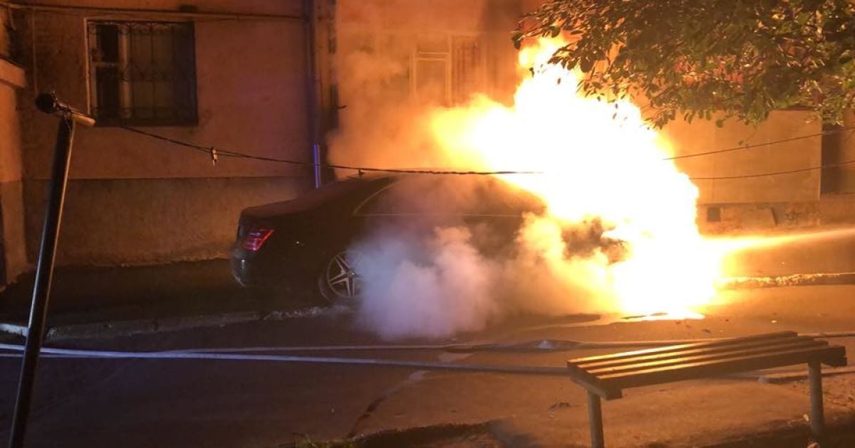 В Ровно неизвестные сожгли дорогой автомобиль депутата горсовета