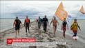 Сотни поляков отправились в марафон пляжем и водой, чтобы полакомиться соленой рыбой