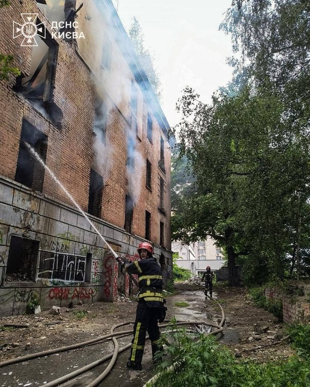 Пожар в здании на Голосеевском проспекте в Киеве