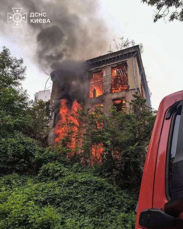 В Києві палав будинок на Голосіївському проспекті: що відомо про наслідки (фото, відео)