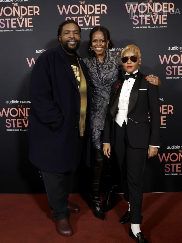 Во время мероприятия Обама позировала с музыкантом и продюсером Questlove и актрисой Жанель Монэ / © Getty Images