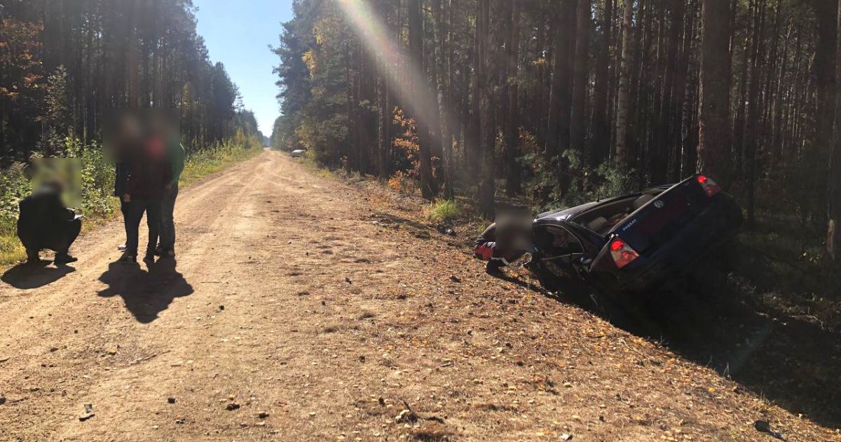 ДТП на Рівненщині: мертвого водія діставали з автівки рятувальники (фото)