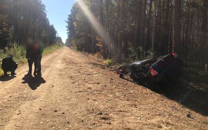 ДТП в Ровенской области: мертвого водителя доставали из автомобиля спасатели (фото)