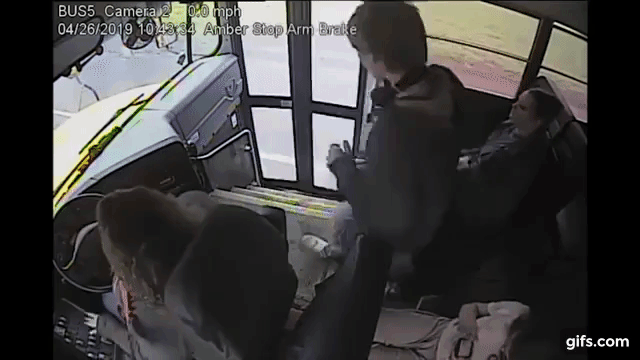 Неймовірно. У США водій автобуса хвацько врятувала школяра з-під коліс авто