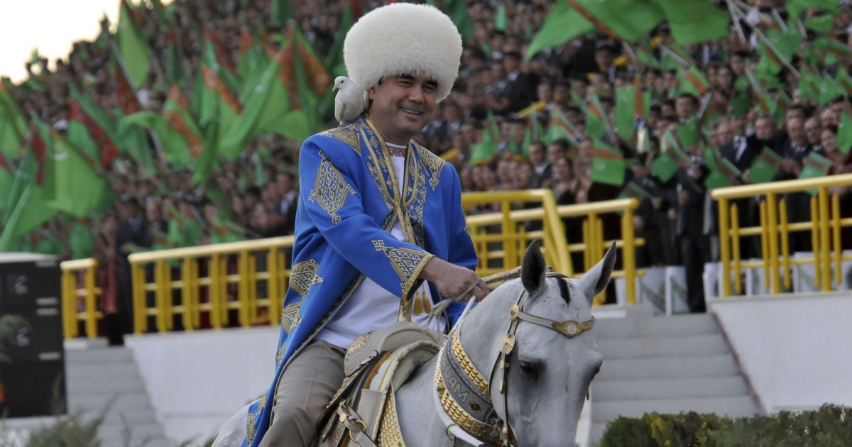 У Мережі вперше з'явилася світлина з дружиною президента Туркменістану: фотофакт