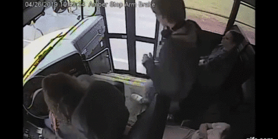 Невероятно. В США водитель автобуса лихо спасла школьника из-под колес авто