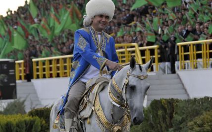 У Мережі вперше з'явилася світлина з дружиною президента Туркменістану: фотофакт