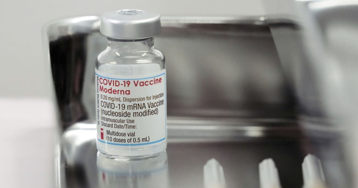 Moderna анонсувала випуск бустерної вакцини проти "Омікрону": коли чекати