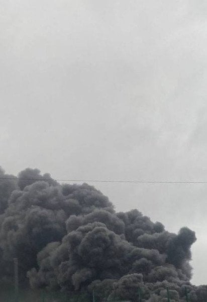 Чорний дим від пожежі здіймався до неба