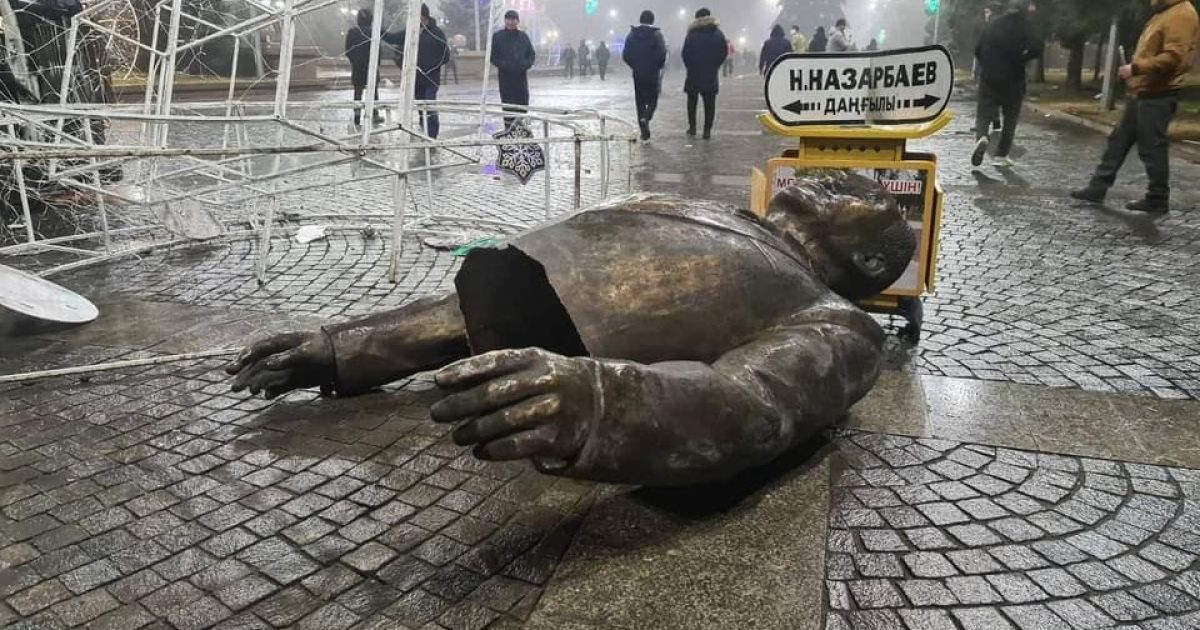 На вулицях Казахстану почали знімати таблички з ім'ям Назарбаєва