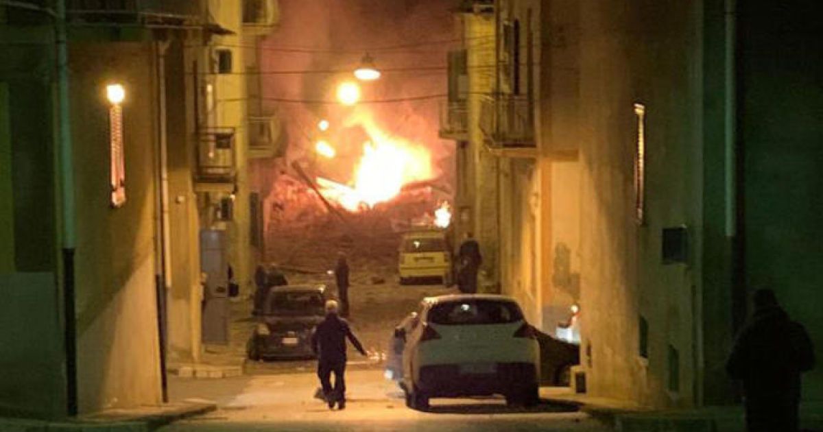 "Это катастрофа": в Италии от взрыва обрушился жилой дом, под завалами ищут людей