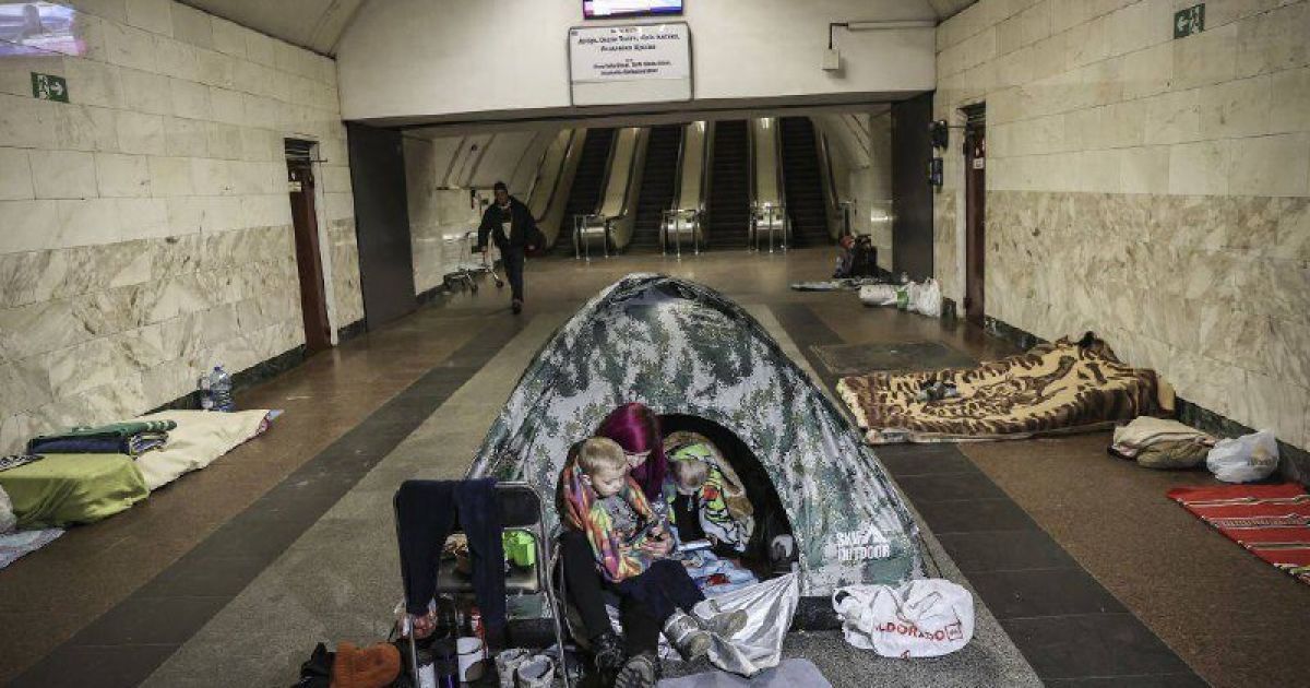 Як кияни ночують у метро, ховаючись від артобстрілів та бомбардувань