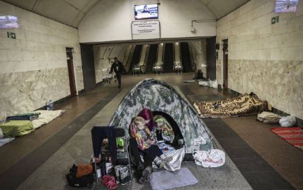 В Киеве возле станций метро продолжают демонтаж МАФов, препятствующих доступу к укрытиям и убежищам: видео