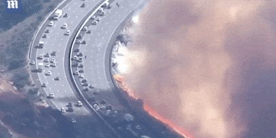 В охваченной огнем Калифорнии сняли жуткие кадры, как пожар вплотную приблизилась к оживленному шоссе