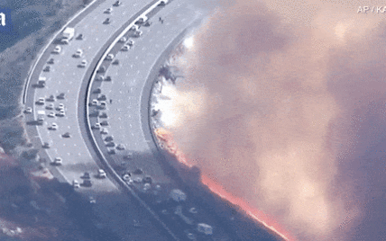 В охваченной огнем Калифорнии сняли жуткие кадры, как пожар вплотную приблизилась к оживленному шоссе
