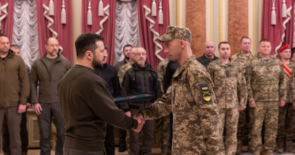 Евакуювали поранених з Маріуполя та обороняли Херсон: кому Зеленський вручив ордени "Золотої зірки"