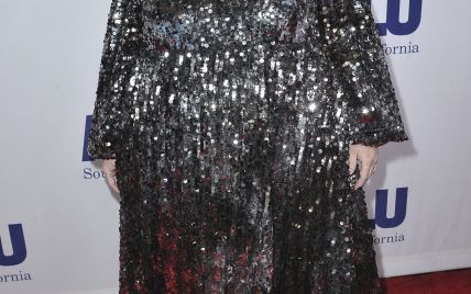 Как диско-шар: фигуристая Крисси Метц в серебристом платье с пайетками пришла на светское мероприятие