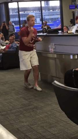 В США парень устроил настоящее шоу для пассажиров задержанного рейса 