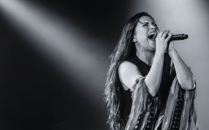 В черном платье и с эффектным макияжем: образ солистки группы Evanescence на концерте в Киеве