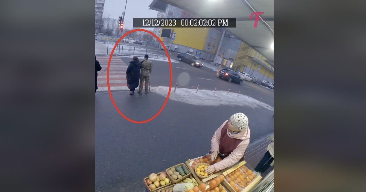 В Києві на Оболоні поранений військовий розсипав покупки, а перехожі йому допомогли, стверджують у Мережі / X (Twitter)
