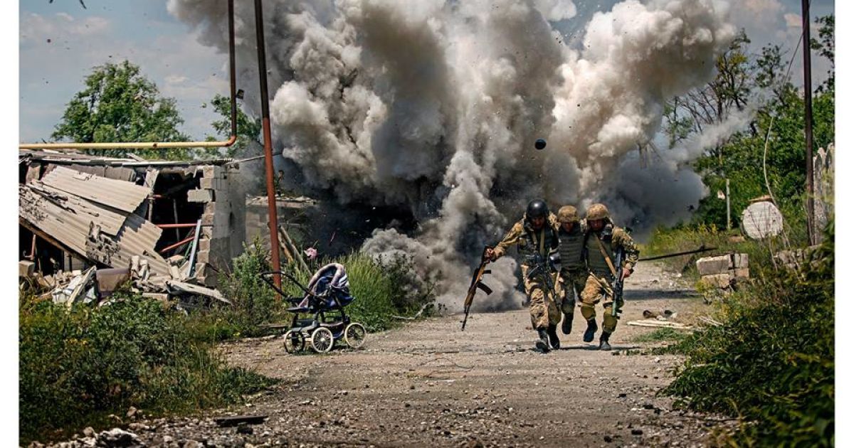 Эмоциональное фото войны на Донбассе с "голливудским" взрывом вызвало ажиотаж в Сети