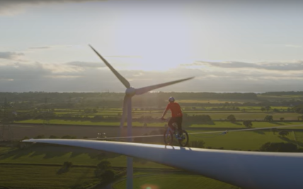 Восхищает дух: в Британии велосипедист проехался по лопасти ветряка на высоте 70 м