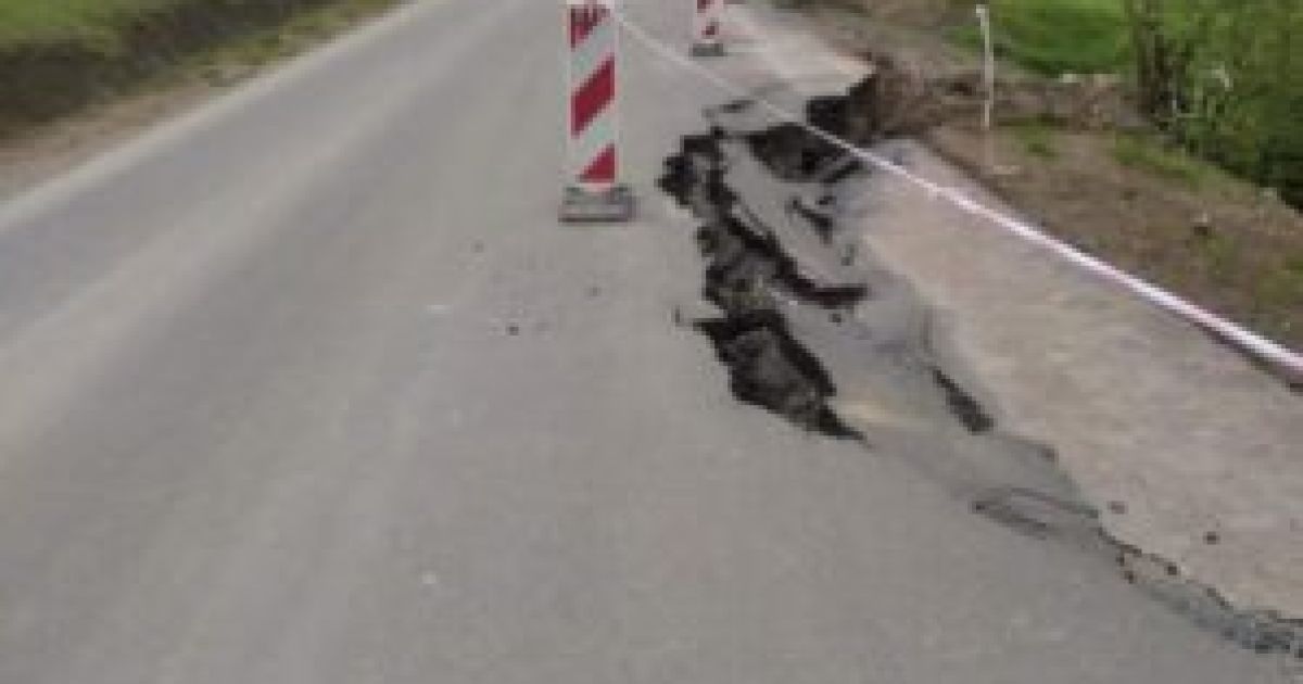 Во Львовской области обрушилась недавно отремонтирована дорога: чиновники объяснили, кто ее будет восстанавливать