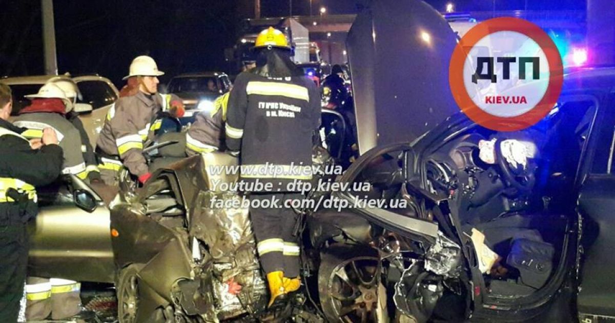 В результаті лобового зіткнення Audi Q7 і Daewoo Lanos загинули дві людини. / © facebook.com/dtp.kiev.ua