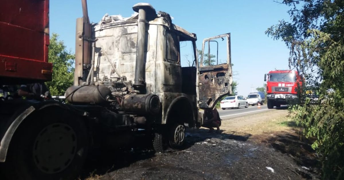 Під Миколаєвом загорілася вантажівка: з'явились фото