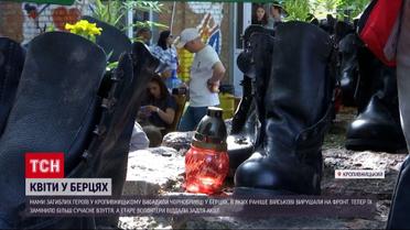 В память о воинах высадили бархатцы в берцах