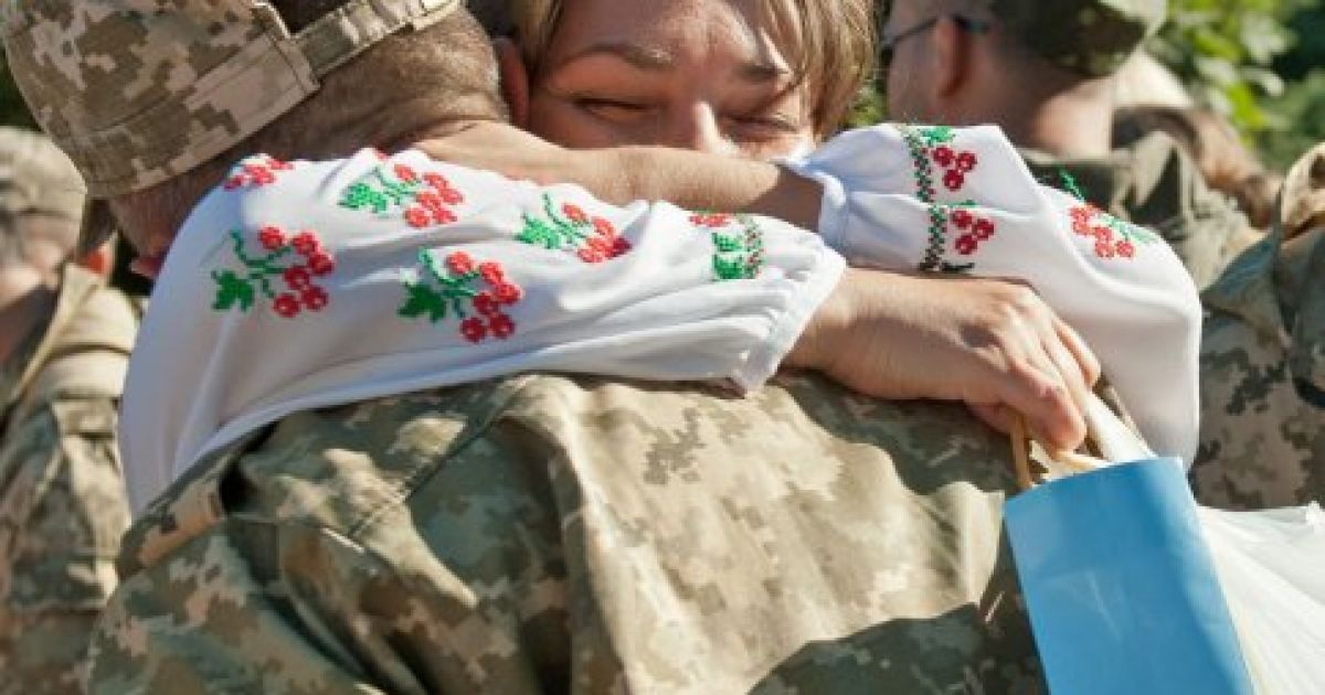 Во время торжеств по случаю демобилизации военнослужащих 55-й отдельной артиллерийской бригады в Запорожье / © УНИАН