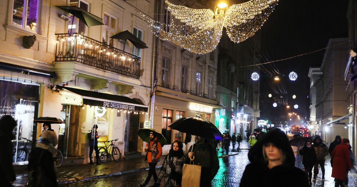 Як Львів святкує Різдво: у центрі встановили шопку, а біля ялинки - різдвяний ярмарок