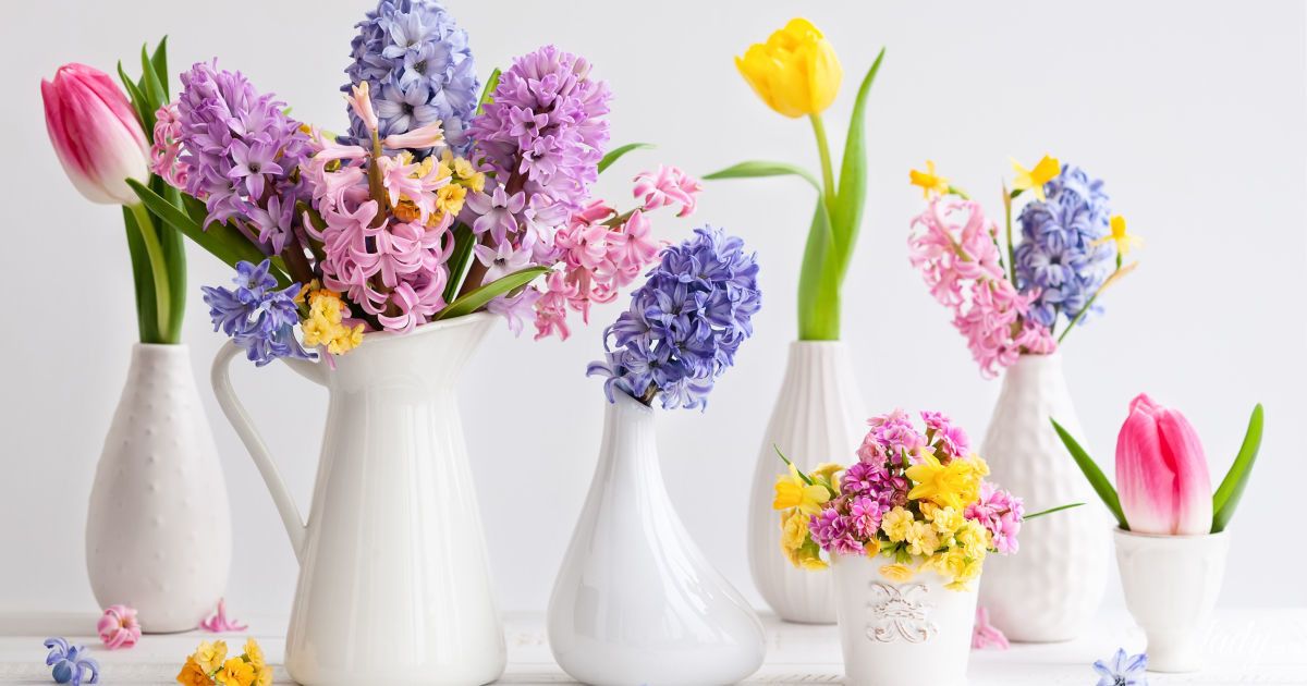 Весняні квіти у вазі