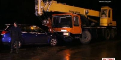 В Житомире автокран на встречной полосе затащил в ДТП три авто
