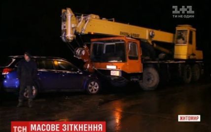 В Житомире автокран на встречной полосе затащил в ДТП три авто