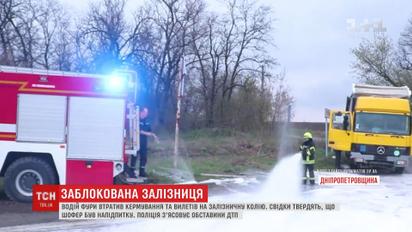 Водитель фуры вылетел с дороги и остановил движение поездов на железнодорожном пути