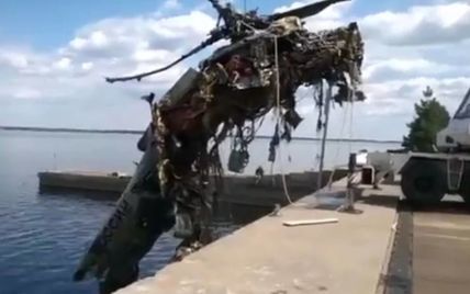 На Київщині витягли з води знищений гелікоптер окупантів, який штурмував летовище в Гостомелі (відео)