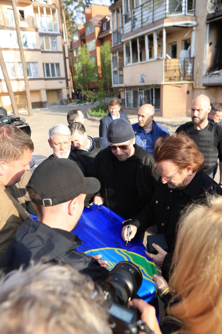 Лидер U2 после концерта в киевском метро поехал в освобожденные от оккупантов Бучу и Ирпень 2
