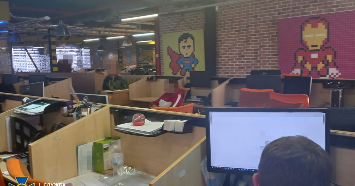 У Києві співробітники ІТ компанії продавала програмами для віддаленого злому WhatsApp, Viber і TeLegram