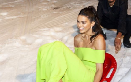 Зимние развлечения: Кендалл Дженнер в ярком платье и на каблуках каталась на санках