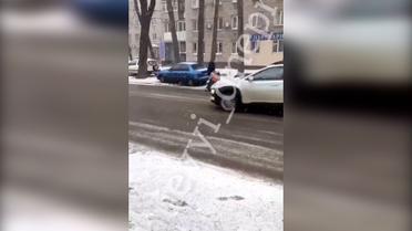 В Днепре водитель избил женщину, которая не там выскочила на дорогу