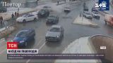 Новини України: у Києві 22-річний водій зніс світлофор і збив двох перехожих, втікаючи від копів