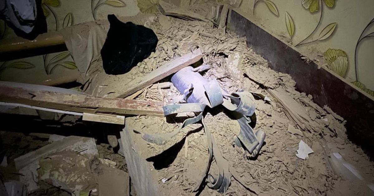 Дитяче ліжко з уламком від снаряда: на Дніпропетровщині показали наслідки обстрілу РФ (фото)