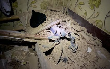 Дитяче ліжко з уламком від снаряда: на Дніпропетровщині показали наслідки обстрілу РФ (фото)