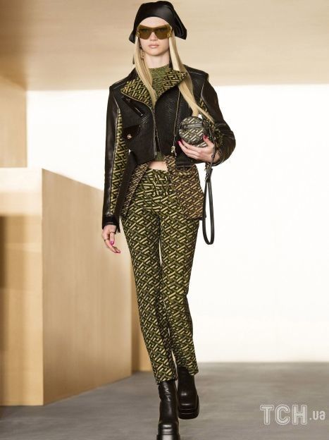 Коллекция Versace прет-а-порте сезона осень-зима 2021-2022 / © East News