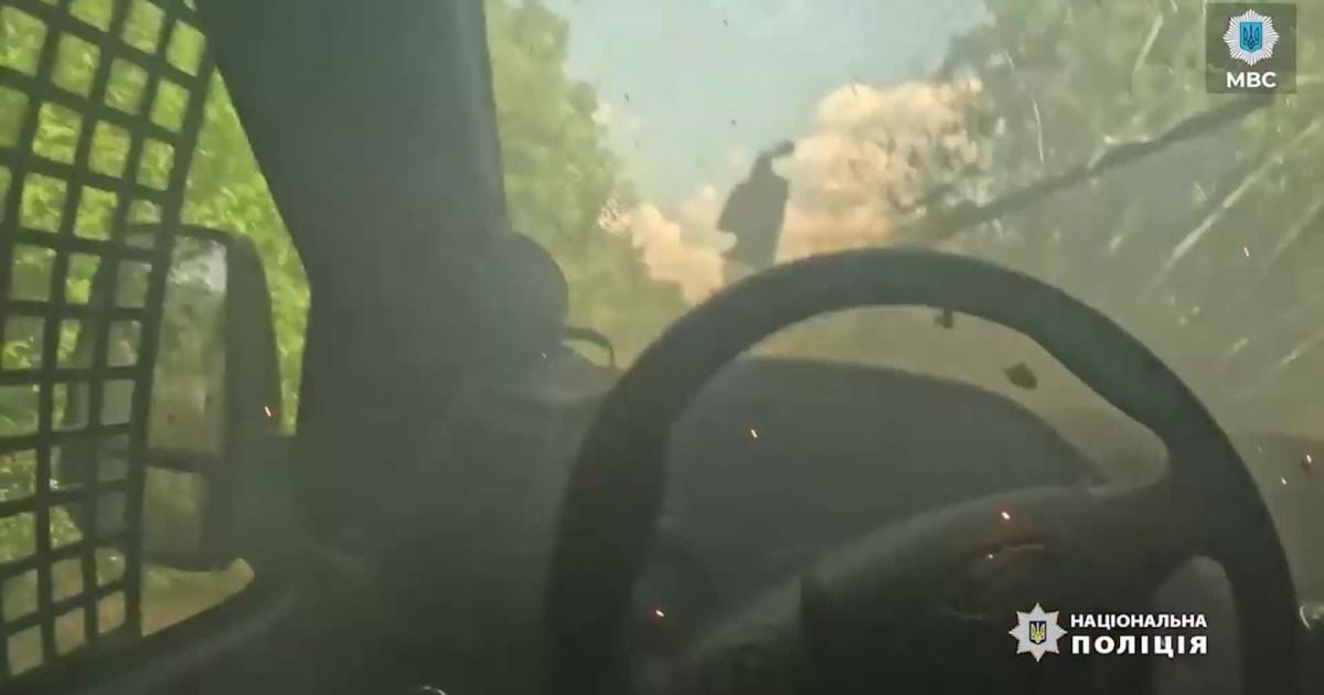 Для транспортировки ребенка в Запорожье в поселок направлена бригада парамедиков.