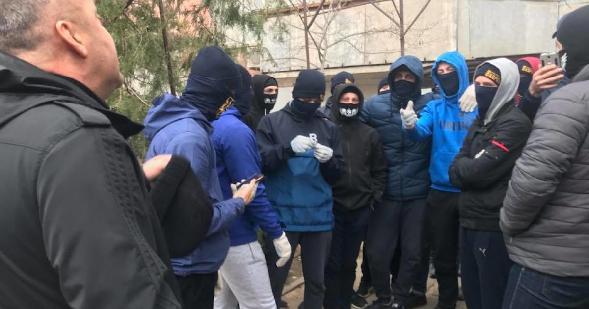 У Херсоні націоналісти закидали яйцями соратника Медведчука