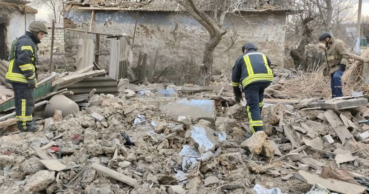 Окупанти завдали удару по Херсону: зруйновані будинки, є загиблий чоловік (фото)
