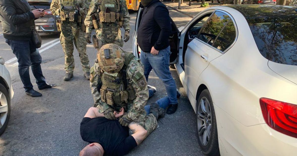 Ховалися від поліції понад три роки: у Дніпрі посеред вулиці затримали підозрюваних у жорстокому вбивстві